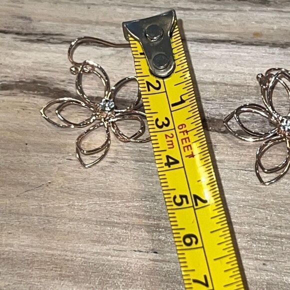 Open wire earring woman’s 1.5” dangling flower gold tone rhinestones center flor - Picture 5 of 6